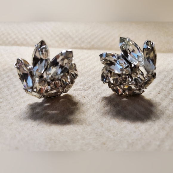 Albert Weiss Clear stones Clip-on Earrings - Picture 6 of 7
